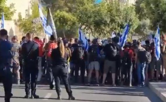 עם אזיקים: מפגינים מנסים לחסום את הכנסת. צפו