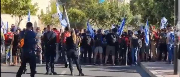 עם אזיקים: מפגינים מנסים לחסום את הכנסת. צפו