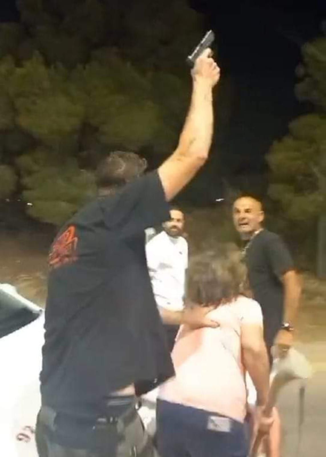 קב"ט קיבוץ חצרים תקף מפגיני ימין וירה באוויר, צפו