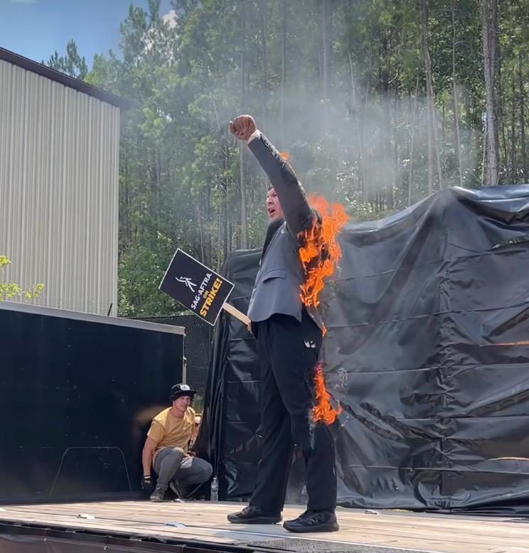 בעקבות השביתה: כפיל 'אינדיאנה ג'ונס' העלה את עצמו באש