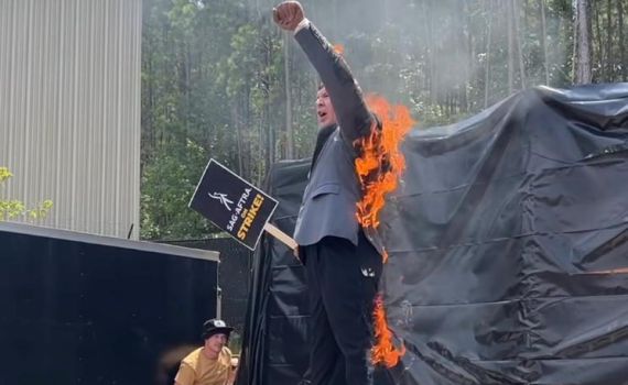 בעקבות השביתה: כפיל 'אינדיאנה ג'ונס' העלה את עצמו באש