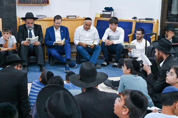 ליל ט' באב: הרצוג התפלל בבי"כ מהפיגוע בנווה יעקב