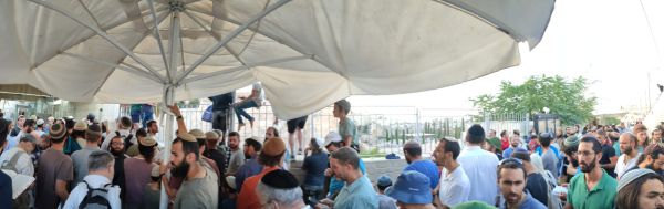 קבוצת יהודים גדולה עלתה להר הבית שרה והורחקה מהמקום