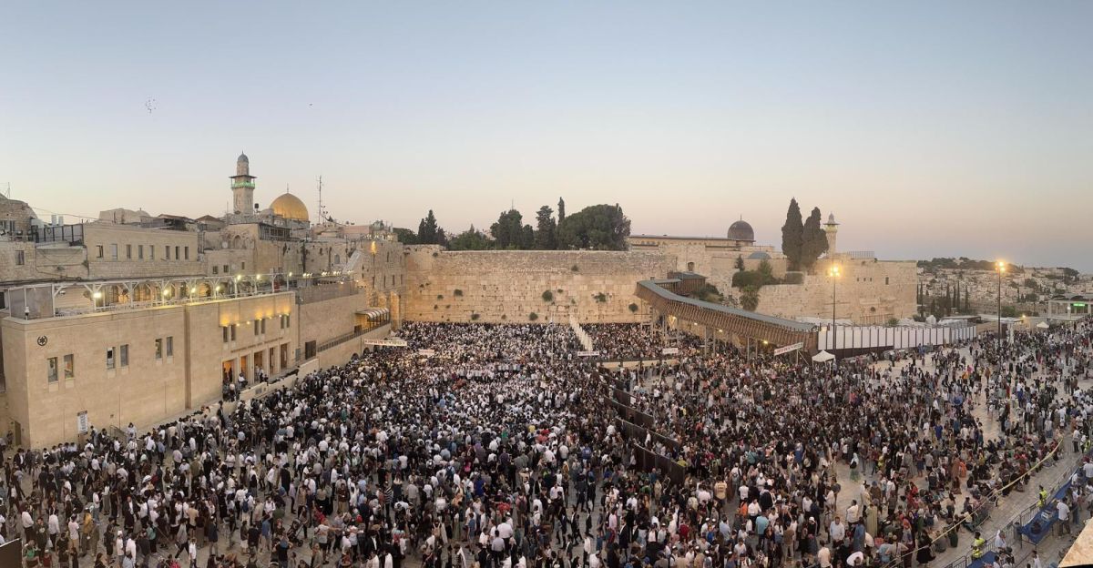 צאת הצום ברחבת הכותל: אלפים מתפללים באחדות