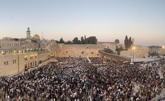 צאת הצום ברחבת הכותל: אלפים מתפללים באחדות
