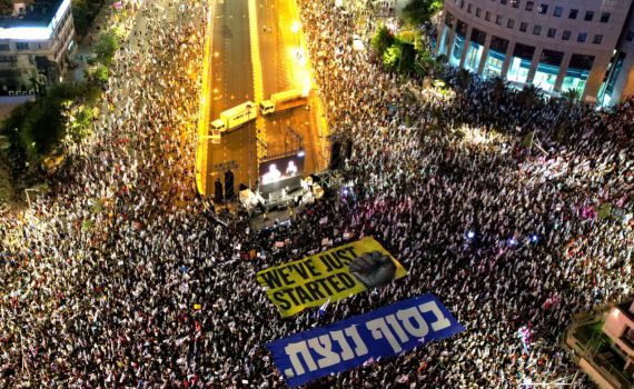 מפגינים הציגו תמונות של שוטרים, בן גביר: "קו אדום"
