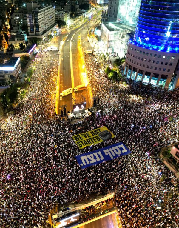 מפגינים הציגו תמונות של שוטרים, בן גביר: "קו אדום"