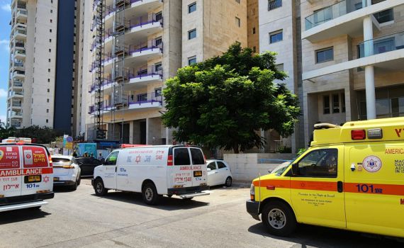 תאונה קטלנית: פועל נהרג מפגיעת חפץ כבד ברחובות