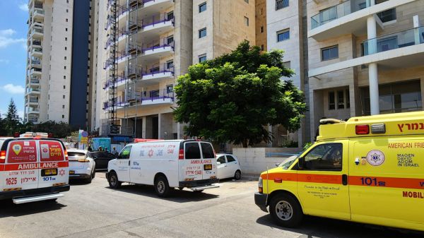 תאונה קטלנית: פועל נהרג מפגיעת חפץ כבד ברחובות