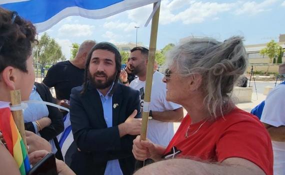 צבי סוכות תוקף: "טנטרום של חלקים קטנים בשמאל"