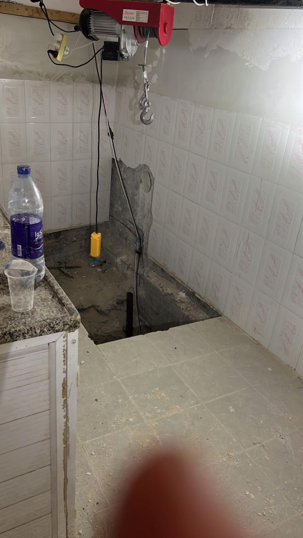 בתוך המסגד: בורות תת קרקעיים עם אמל"ח רב. צפו