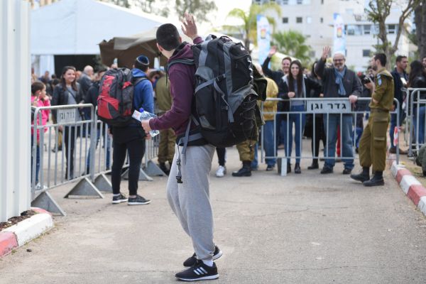 בצל משבר הסרבנות: גיוס מחזור הלוחמים יוצא לדרך
