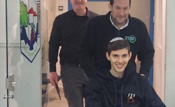 המשותק מפיגוע הירי חזר להניע את רגליו