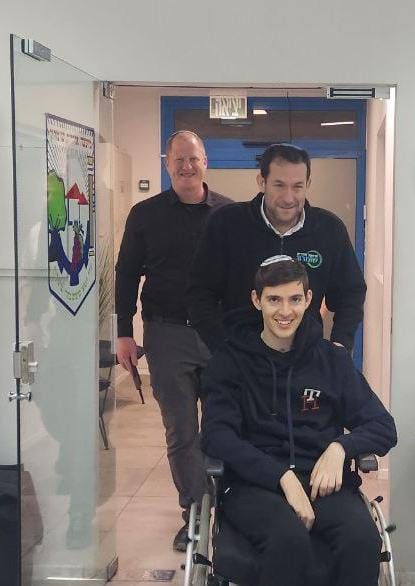 המשותק מפיגוע הירי חזר להניע את רגליו