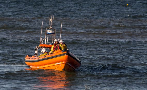 כשאלוקים הצטרף אל סירת ההצלה | ביקורת ספרים