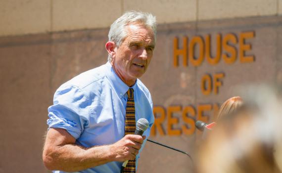 הבחירות בארה"ב: קנדי פרש, טראמפ מתחזק במדינות מפתח