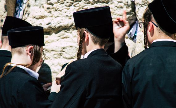 שינוי באופנה החסידית: המגבעת אאוט – הקסקט אין