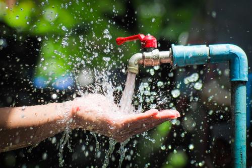 זהירות: זו השעה בה אסור לשתות היום מים