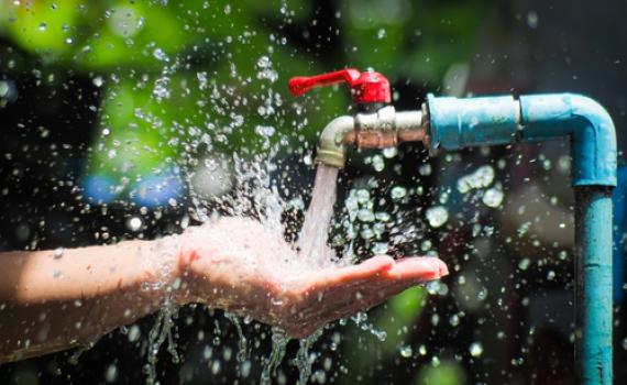 שימו לב: זו השעה בה אסור לשתות היום מים