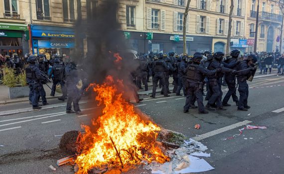 צרפת עולה בלהבות: איך הגענו לכאן?
