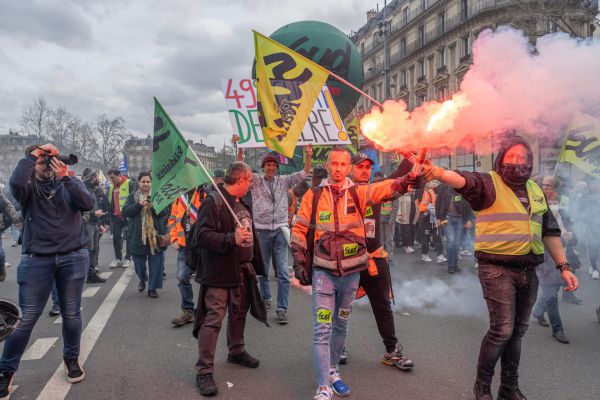 צרפת בוערת: נייק, זארה ועוד 700 חנויות נבזזו בפריז