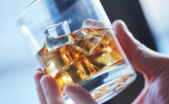 משרד הבריאות מזהיר: המשקה עלול לפגוע בעיניים