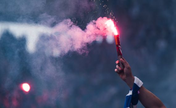 שיגר זיקוק במשחק כדורגל והורחק מהמגרשים לשנה