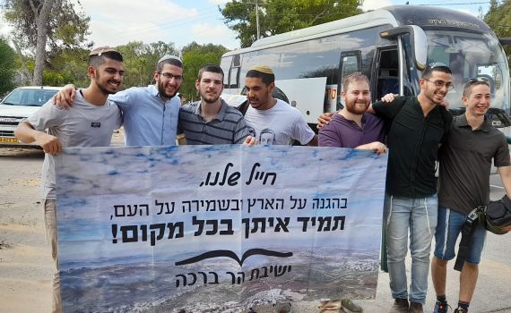 צפו: תלמידי ההסדר מתגייסים לגולני בשירה