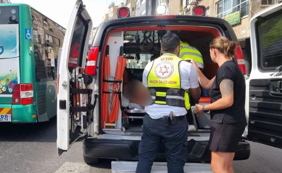 בת ים: הולך רגל נפגע מאוטובוס, מצבו בינוני