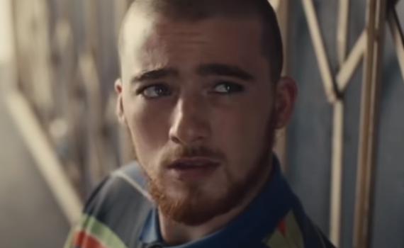 ימים לאחר מות אביו: השחקן אנגוס קלאוד מת בגיל 25