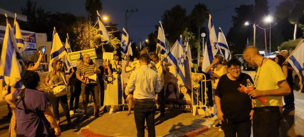 הפגנה: "הכנסת מחוקקת – אסתר חיות מוחקת?"