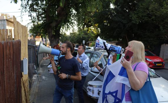 צפו: הפגנת בושה מול מארגנת הפגנות הבושה