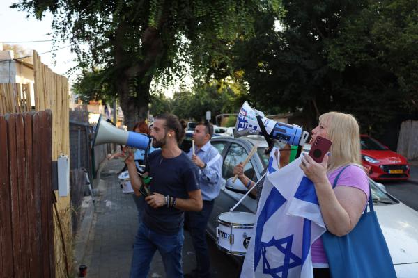 צפו: הפגנת בושה מול מארגנת הפגנות הבושה