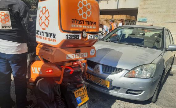 גילה: צעיר בשנות ה-20 לחייו נמצא מת ליד רכב