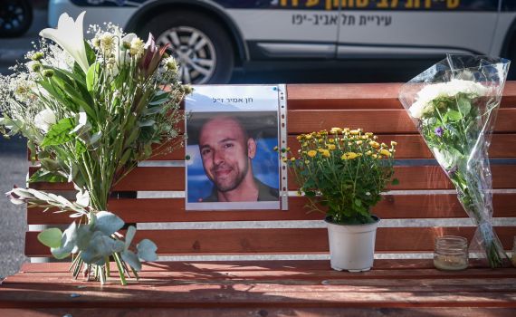 היום שאחרי: פרחים ונרות במקום הפיגוע בת"א