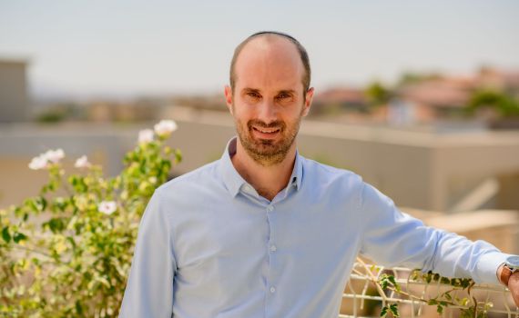 חודש לפני הבחירות: המועמד הסרוג הודיע על פרישה