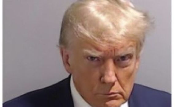 הוא חזר: טראמפ צייץ בטוויטר את תמונת המעצר