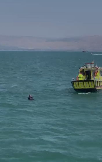 12 אנשים חולצו מסירה שהתהפכה בכנרת