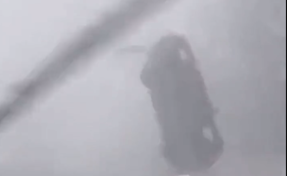 הוריקן אידיליה: מכוניות התעופפו באוויר | צפו