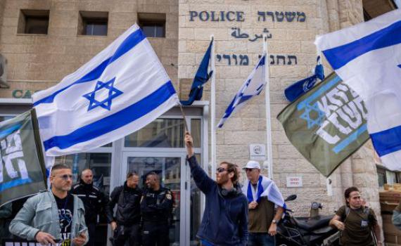 המשטרה מבהירה: 'אינם רשאים להביע דעה פוליטית'