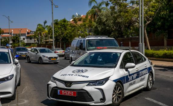 פתח תקווה: רוכב קטנוע ירה לעבר אדם שיצא מבית המשפט