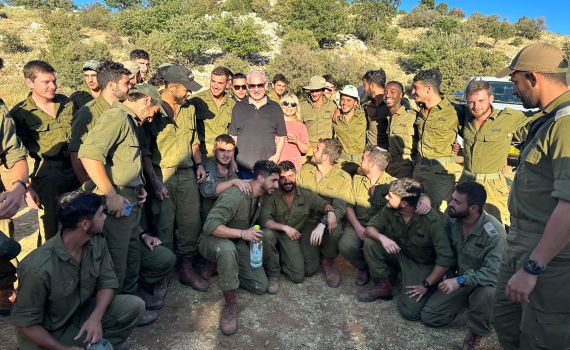 נתניהו ישב עם חיילים לקפה: "הייתי פה הרבה"