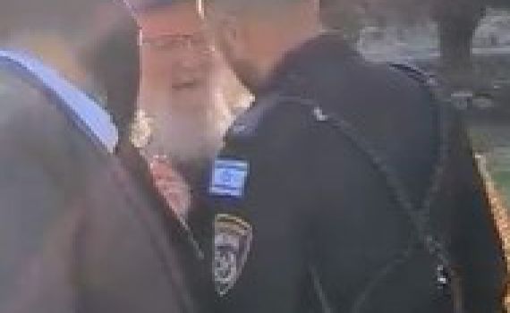 מקומם: שוטר איים לעצור את הרב הסרוג בן ה-73. צפו