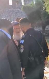 מקומם: שוטר איים לעצור את הרב הסרוג בן ה-73. צפו