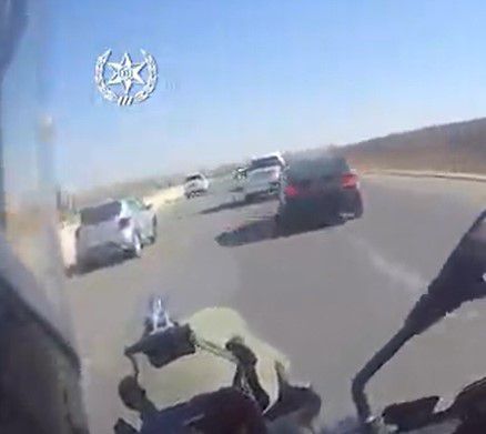 באופנוע וברגל: מרדף דרמטי בכבישי הדרום. צפו