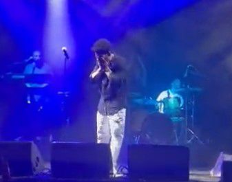 הזמר הישראלי פרץ בבכי באמצע הופעה. צפו