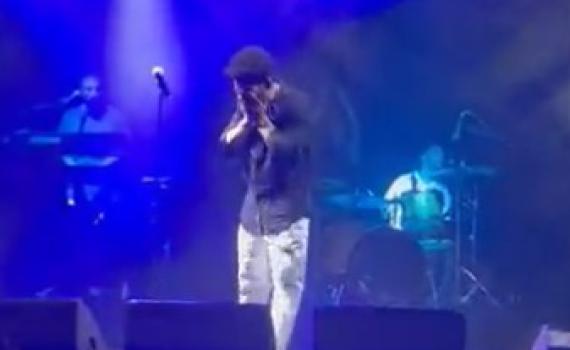 הזמר הישראלי פרץ בבכי באמצע הופעה. צפו