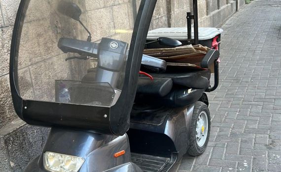 מהיר ועצבני: רדף אחר קרוב משפחתו על גבי קלנועית