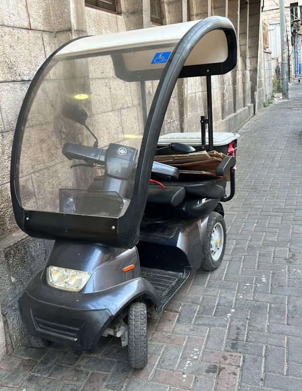 מהיר ועצבני: רדף אחר קרוב משפחתו על גבי קלנועית