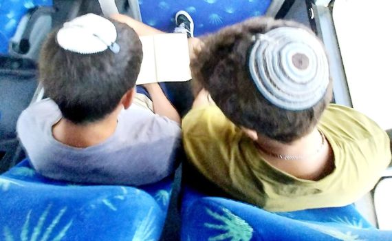 העיתונאית על הנוער הסרוג: "הפנים היפות של הארץ"